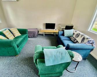 Whole house, Amohau St opposite Trade Central - 3 Bedrooms, Sleeps up to 6, 5 beds, wheel chair friendly - Rotorua - Living room