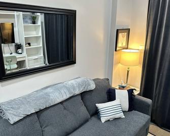 Beautiful & Convenient Studio Downtown Devon - Devon - Living room