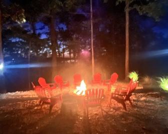 Luxury Lake House W/ Direct Lake Access Dock Tennis/Pickleball/Basketball Court. - Scottsville - Patio