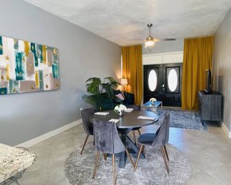 Entire House - East and West Apartment - Frederiksted - Jadalnia