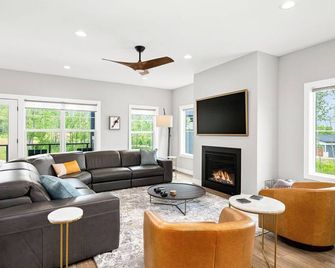 Riverwest Alpine - Base Spirit Mtn.- Hot Tub - Sauna - Dogs - Duluth - Sala de estar