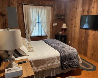 Secluded Cabin in the Woods, near Carolina Horse Park and Valkyrie Sporthorses - Raeford - Habitación