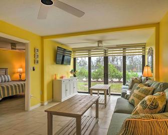 Cheery Condo with Pool Access 3 Miles to Beach! - Iona - Sala de estar