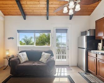 Cozy Sunset Views W/ Lanai - Close To Beach 1 Bedroom Home by RedAwning - Kailua-Kona - Wohnzimmer