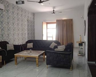 Fursat Villa - Zerakpur - Living room