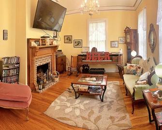 Baxter's Brewhouse Inn - Georgetown - Living room