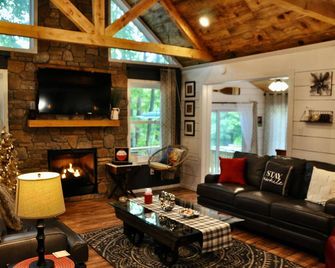 Relax Refresh & Reconnect Lakefront On Autumn Lake, 3min To Salmon River - Altmar - Sala de estar