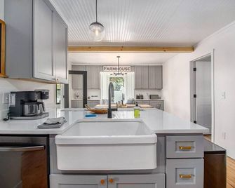 The 'Farmhouse'- Your Upscale Walloon Getaway - Boyne Falls - Kitchen