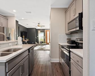 Luxury Comfort 5 Bedroom Home in Heart of Dallas - Dallas - Kitchen