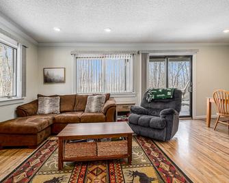 Cozy Condo with Shared Pool & Tennis, Fast WiFi, Private Deck & Gas Fireplace - Harbor Springs - Living room