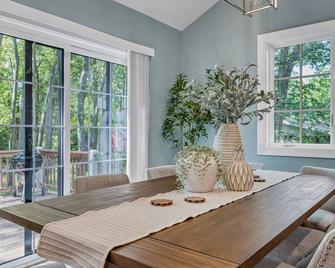 Spacious 5-bedroom/7Tv's/Game Room - Genoa City - Dining room