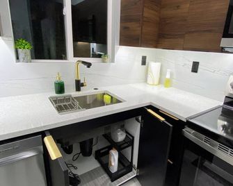 Charming 2-bedroom house with AC, WiFi in delightful West Valley City - West Valley City - Kitchen