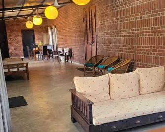 Amã Stays & Trails Highland Breeze, Coimbatore - Coimbatore - Living room