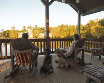 Flat Creek Lodge Swan Cottage 1 hr 15 min form Augusta National - Swainsboro - Balkón