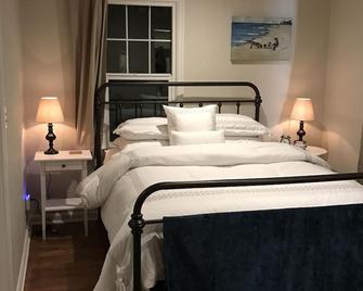 Beautifully Remodeled Wine Country Cottage - McMinnville - Bedroom