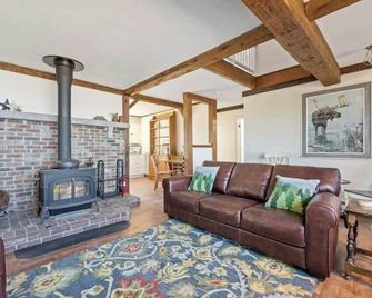 Alamoosook Lakehouse! New! - Orland - Sala de estar