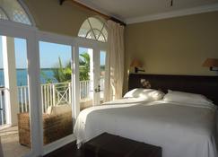 Ocean Front Villa with Private Boat and Dock at February Point Resort - George Town - Chambre