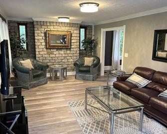 Beautiful Downtown Riverview Private 3-Bed Vacation Home - Dublin - Living room