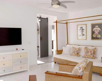 Villa Tranquilidad with amazing private terrace and heated pool - Charco del Palo - Living room