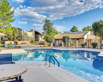 7 Mi to Dtwn Sedona Resort Retreat with Pool Access - Sedona - Bể bơi