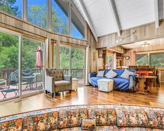 Forest view! Indoor jacuzzi, walk to Lake & village, Pool table, Game Room, BBQ - Lake Arrowhead - Sala de estar