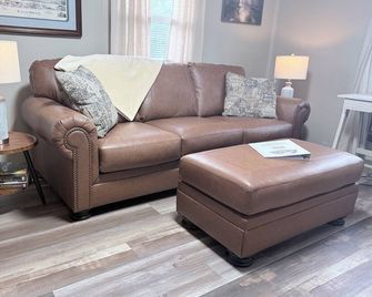 Modern 2BR Home Perfect for Work Trips or Long Stays - Dover - Living room