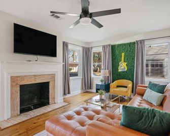 Near Beale St, Midtown! Fire Pit, Puttputt, Clean! - Memphis - Ruang tamu