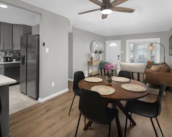 Spacious home near Anschutz/DIA - Aurora - Restaurant