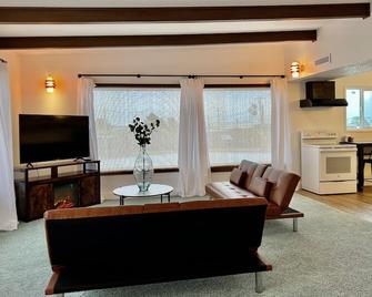 Downtown Retro Modern Flat, 3 blocks from the beach! - Crescent City - Wohnzimmer