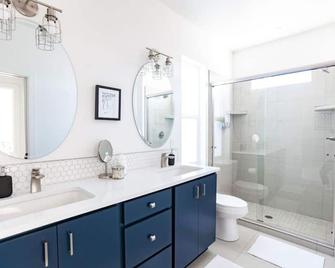 Chic Indigo Digs : 3 Br,cool Kitchen, Zen Patio! - Grand Junction - Bathroom