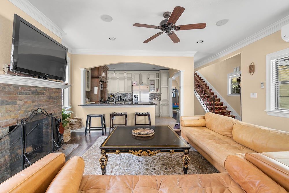 Charming Historic Yellow House in Gated Community - Perfect Dallas Getaway - Dallas - Sala