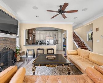 Charming Historic Yellow House in Gated Community - Perfect Dallas Getaway - Ντάλας - Σαλόνι