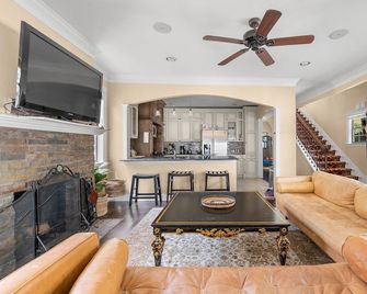 Charming Historic Yellow House in Gated Community - Perfect Dallas Getaway - Dallas - Sala