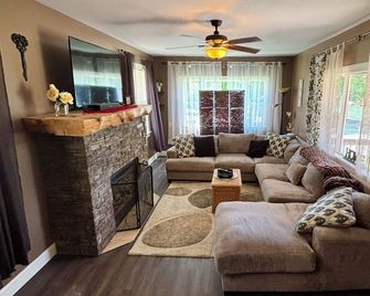 3-bedroom house on outskirts of Olean with peaceful porch back patio & fire pit - Olean - Sala de estar