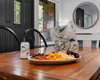 Door County Dreaming Cabin, Pet Friendly - Baileys Harbor - Eetruimte