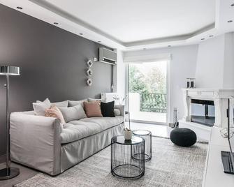 Modernized & Spacious 2BD Apartment in Chalandri - Chalandri - Living room