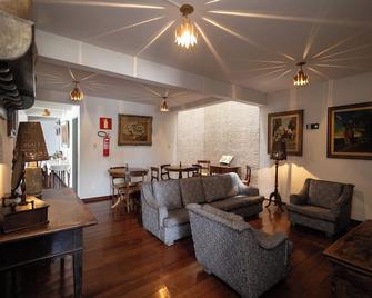 Pousada Solar da Inconfidência - fácil acesso a Praça Tiradentes - Ouro Preto - Sala de estar