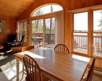 Elbow Lake Lodge: Little Elbow - 2br Cabin - Orr - Comedor
