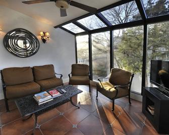 أوبان إن - نياغرا ليك - غرفة معيشة