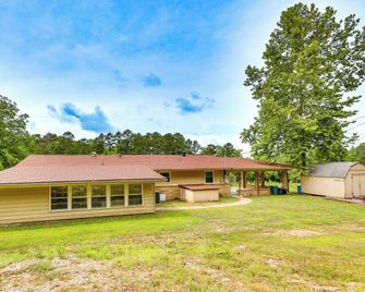 Mt Ida Home w/ Patio: 11 Mi to Lake Ouachita! - Mount Ida - Building