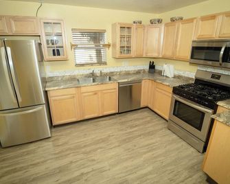 Wisteria Place - Globe - Kitchen