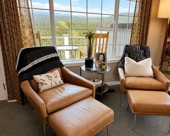 Mountain Daddies Boutique Bed & Breakfast near Yosemite - Fresh Homemade Breakfast Included - Oakhurst - Sala de estar