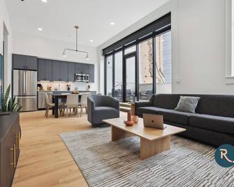 Roami at 714 Canal - New Orleans - Living room