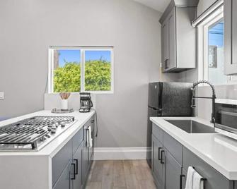 New Modern Cozy Guest House, Parking, Pet Friendly in Mar Vista! - Los Angeles - Cucina