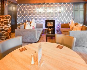 OYO Lamphey Hall Hotel - Pembroke - Restaurant