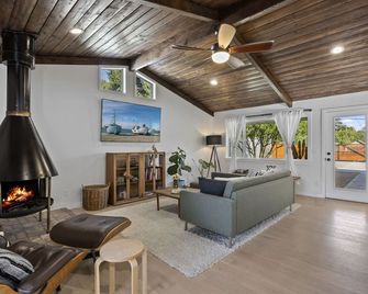 midcentury ranch home in peaceful oak grove - Ojai - Living room