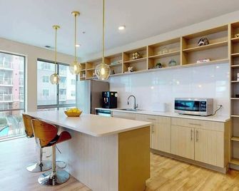 Stylish Home and Cozy200 - Stamford - Kitchen