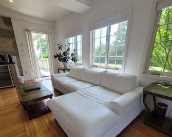 Stone House Inn - Little Compton - Living room