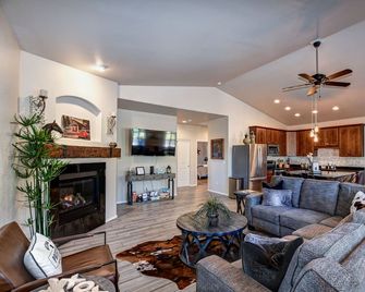Located in the heart of Prescott just blocks away from Historic downtown square. - Prescott - Living room