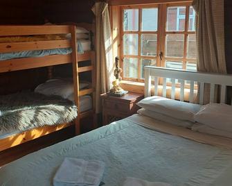 Small rustic log cabin, centrally located on the Isle of Skye. - Broadford - Sypialnia